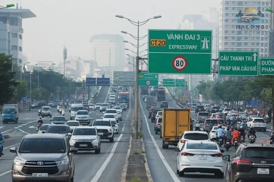 Hanoi-Hai Phong Expressway in peak hours